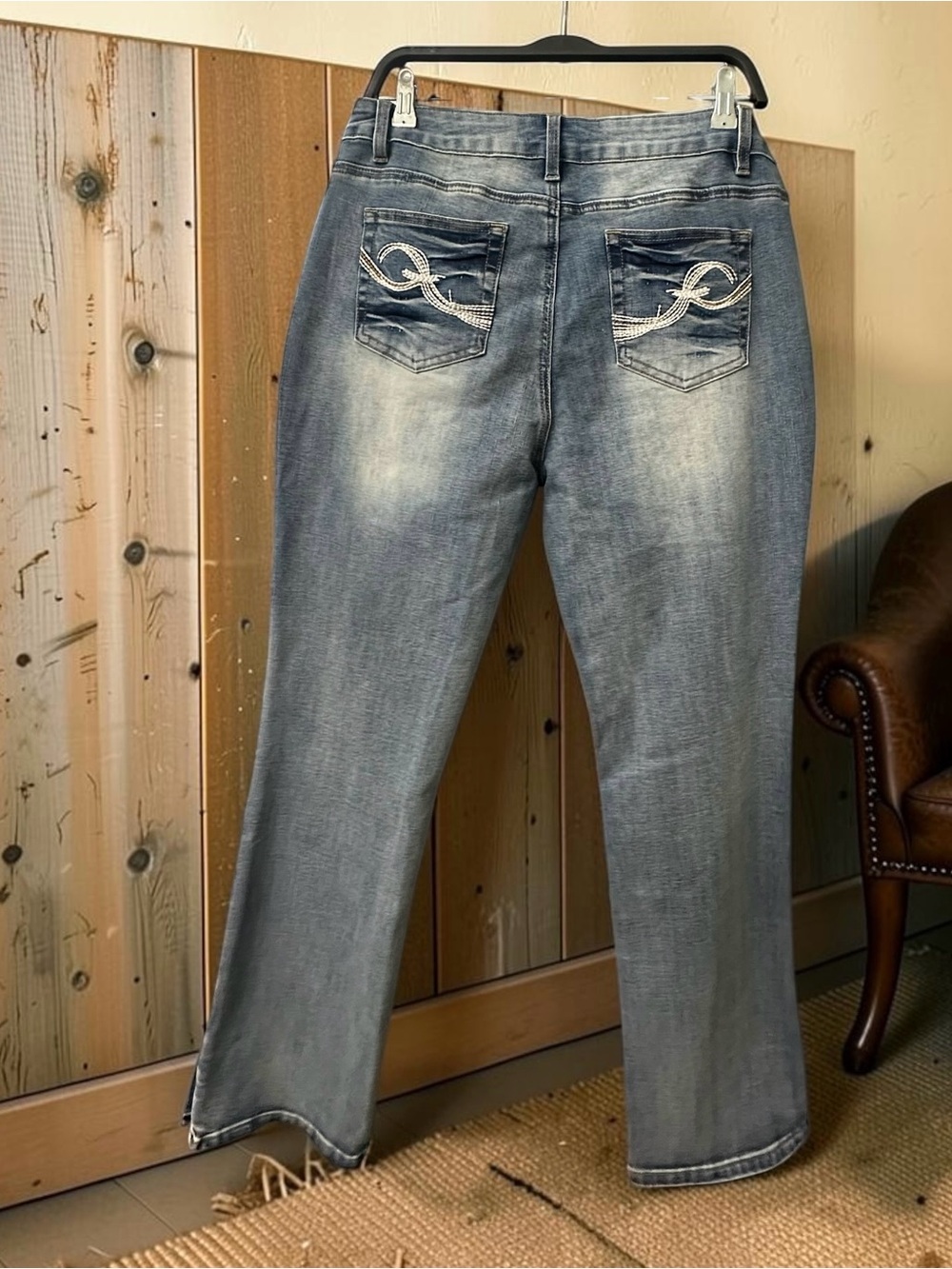 Flamingals Straight Leg Embroidered Pockets Jeans. Stretchy .Brand New. Size: XL